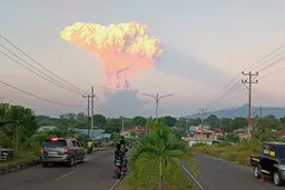 Indonesischer Vulkan spuckt 18.000 Meter hohe Aschesäule