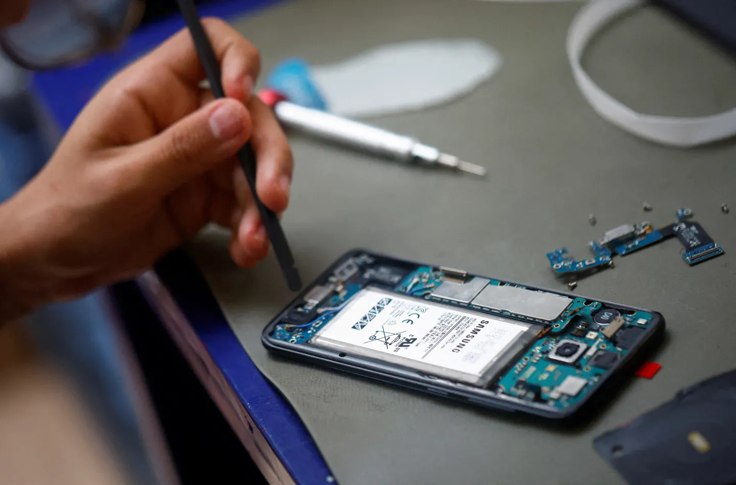 Samsung expects steep drop in operating profits on US chip woes