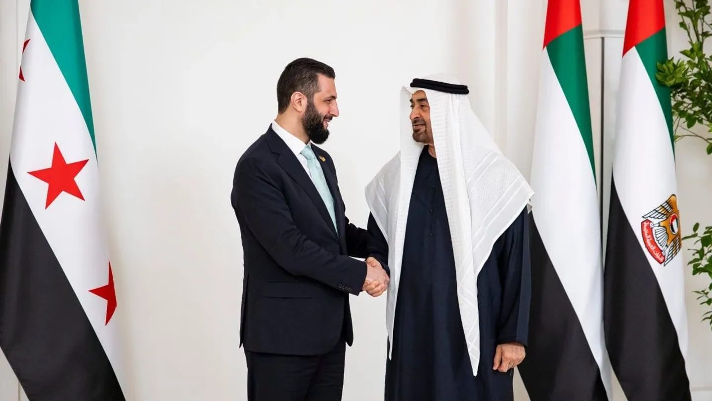 في أولى محطات جولته الثانية بالخليج.. الشرع يصل إلى أبو ظبي ويبحث مع بن زايد تعزيز العلاقات الثنائية