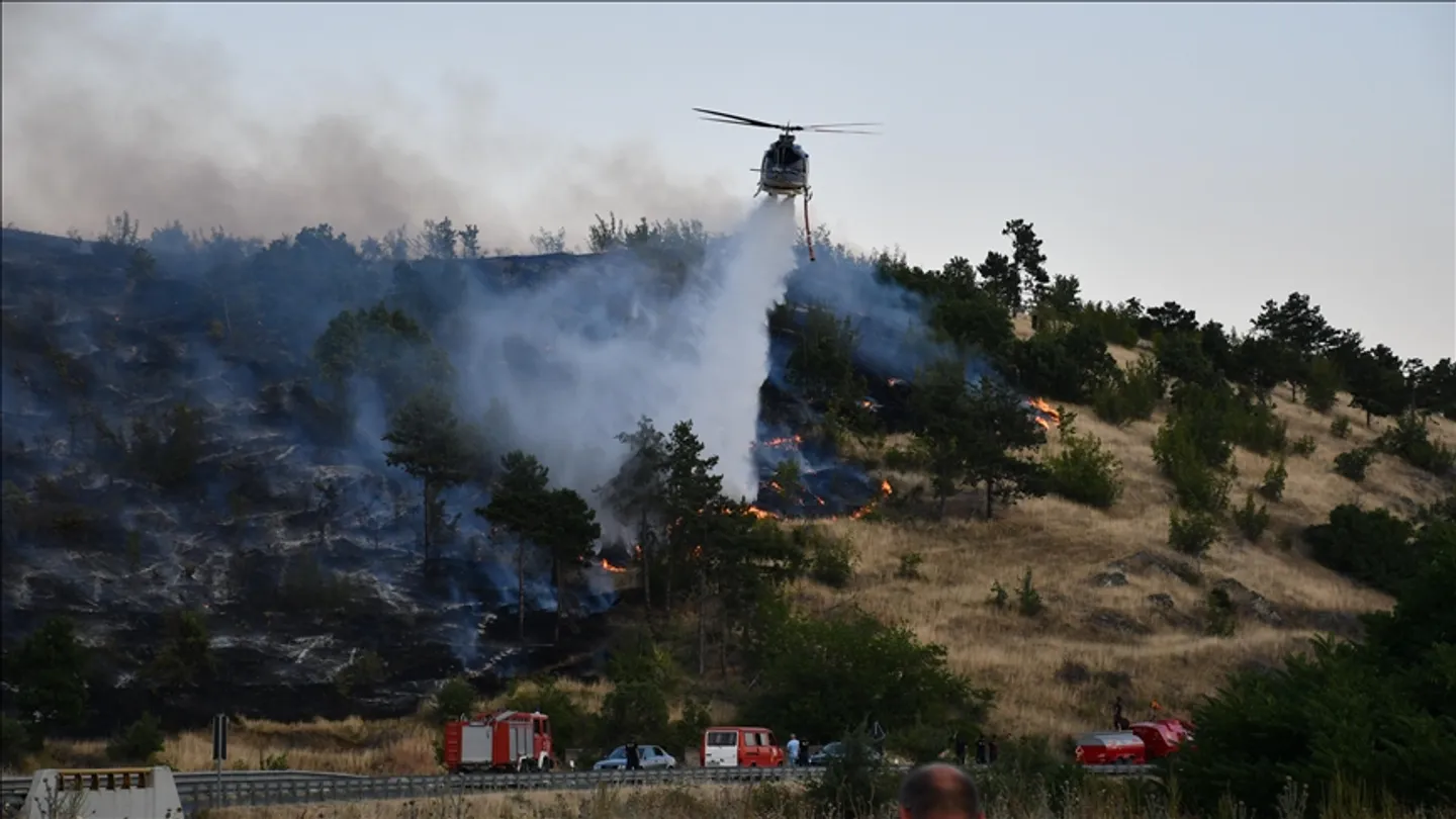 Zjarri në afërsi të kufirit Maqedoni e Veriut-Kosovë mund të jetë zjarrvënie e qëllimshme