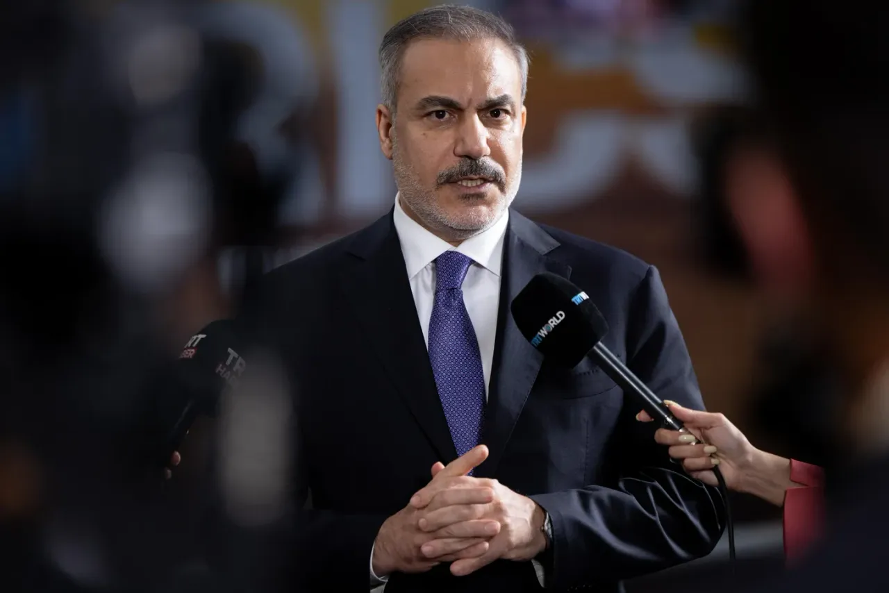 Buscar un “cambio de régimen” en Irán desatará “escenarios muy peligrosos”, alerta ministro Fidan