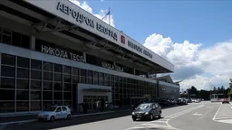 Stuhia godet Beogradin: Mbyllet Aeroporti “Nikolla Teslla”, fluturimet devijohen në Nish e Budapest