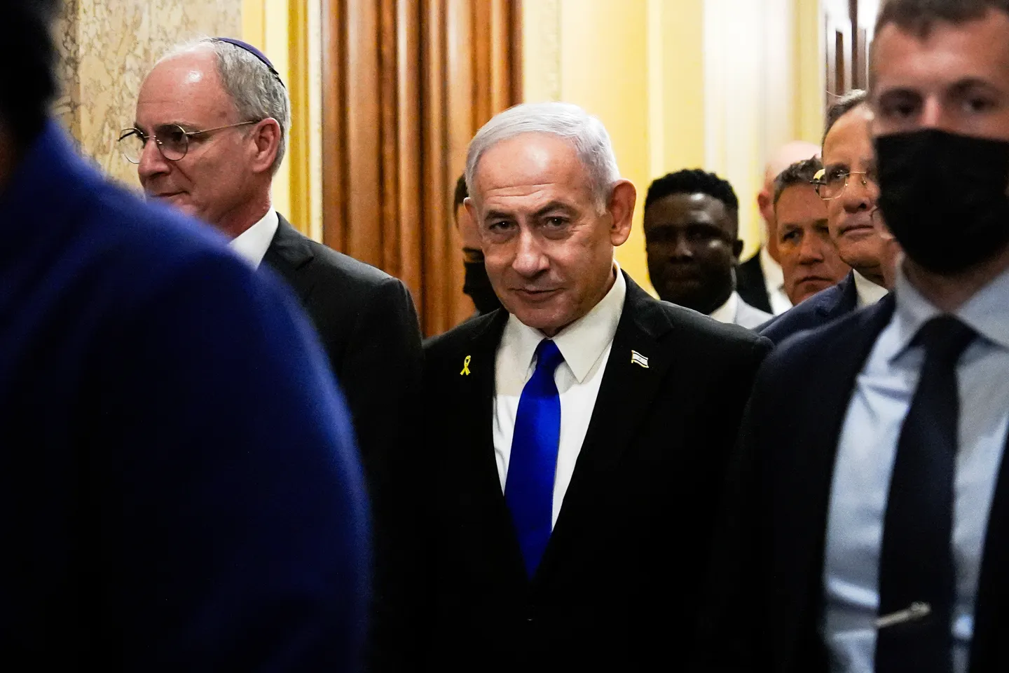 באמצעות החזקת בני הערובה בעזה והחרדים בממשלה, נתניהו קונה לעצמו עוד זמן בשלטון.