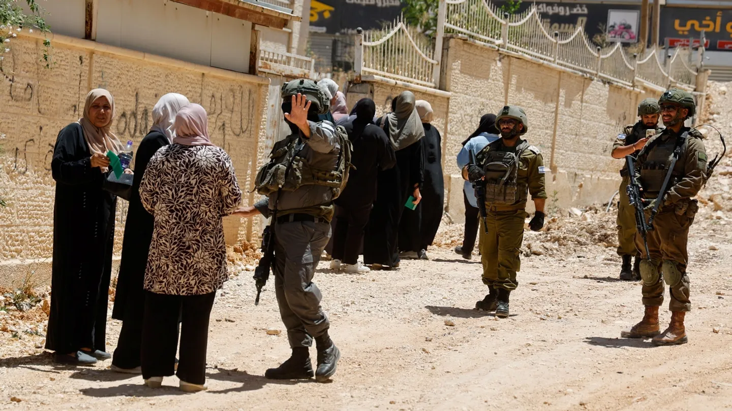 الاحتلال يواصل اقتحامه مدن الضفة.. ومستوطنون يعتدون على فلسطينيين وممتلكاتهم