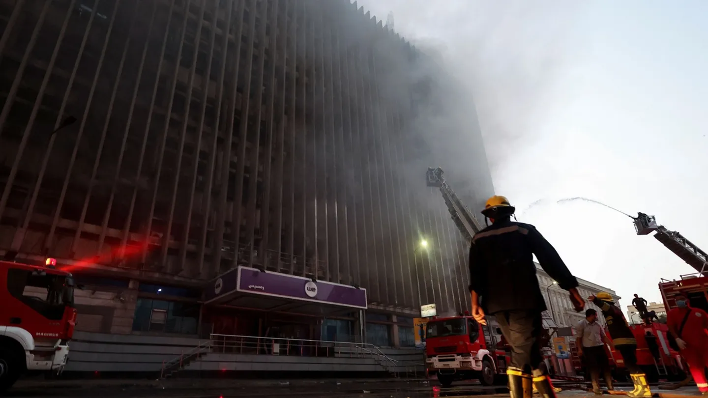 مصر.. 4 قتلى و27 مصاباً في حريق "سنترال رمسيس" وسط القاهرة