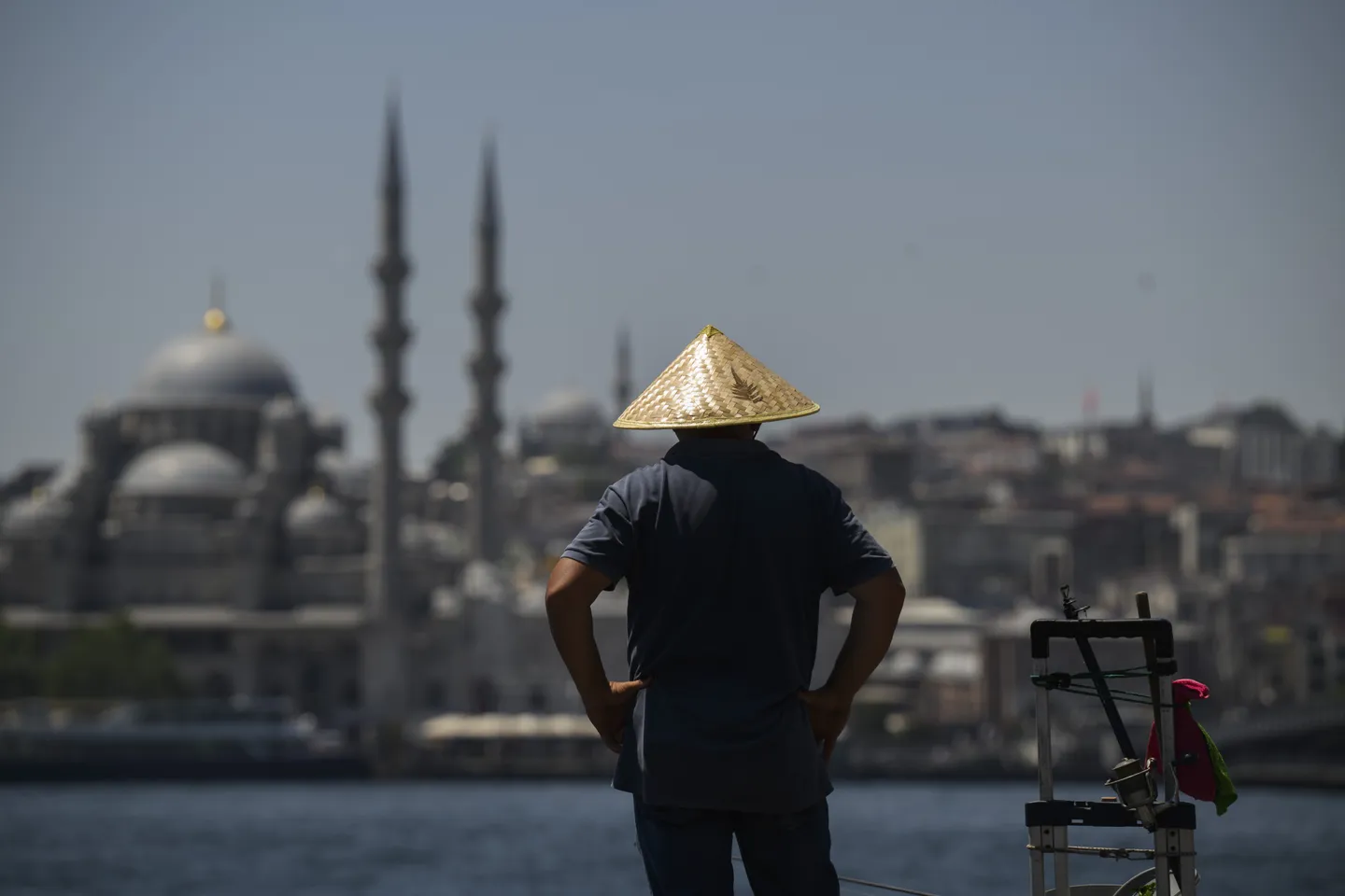 Temperaturat e larta në Stamboll, qytetarët kërkojnë freski në bregdet dhe parqe