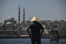 Temperaturat e larta në Stamboll, qytetarët kërkojnë freski në bregdet dhe parqe