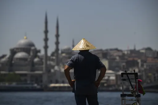 Temperaturat e larta në Stamboll, qytetarët kërkojnë freski në bregdet dhe parqe