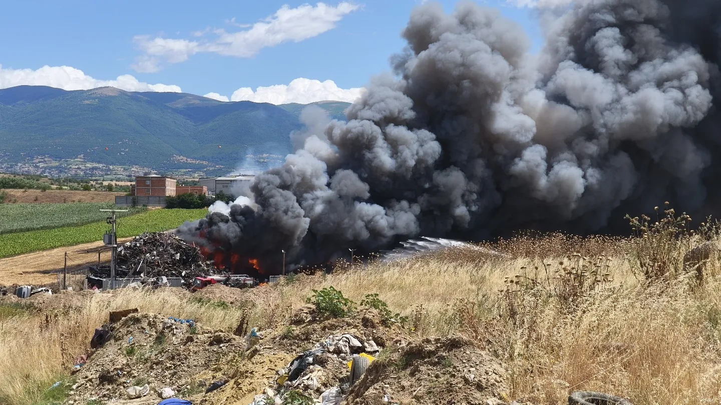 Zjarr masiv në Vizbeg të Shkupit: Aktivizohet aeroplani “Air Tractor”