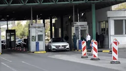 Zjarri afër Bllacës mbyll rrugën dhe pikën kufitare mes Maqedonisë së Veriut dhe Kosovës