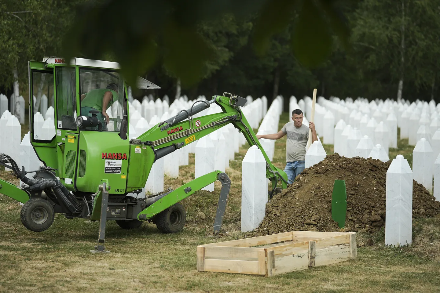 U Potočarima iskopani mezari za sedam žrtava genocida u Srebrenici