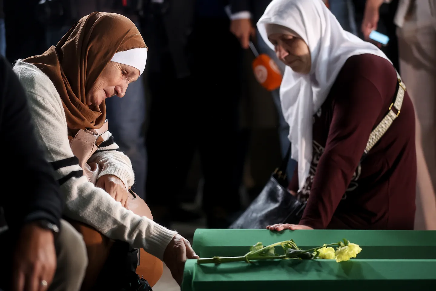 Pañuelos que hablan de memoria: el legado compartido de las Madres de Srebrenica y de Plaza de Mayo