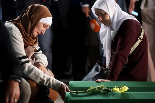 Pañuelos que hablan de memoria: el legado compartido de las Madres de Srebrenica y de Plaza de Mayo
