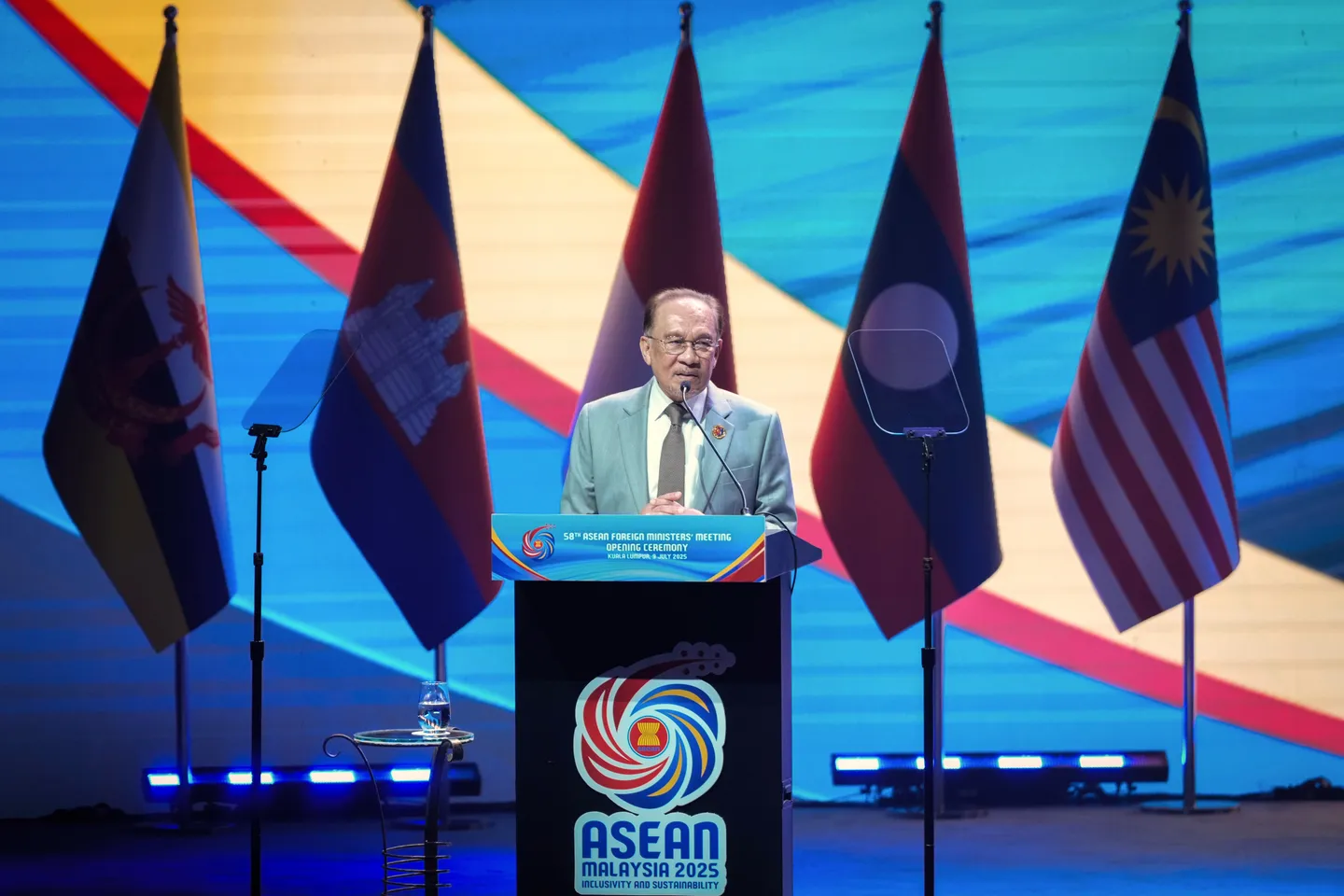 Tarif digunakan untuk "mendesak, mengasingkan" negara: PM Malaysia
