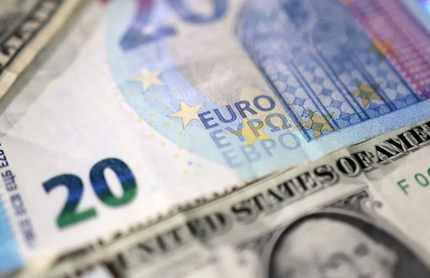 Euro oslabio, dolar ojačao nakon što je Trump zaprijetio carinama od 30 posto EU i Meksiku