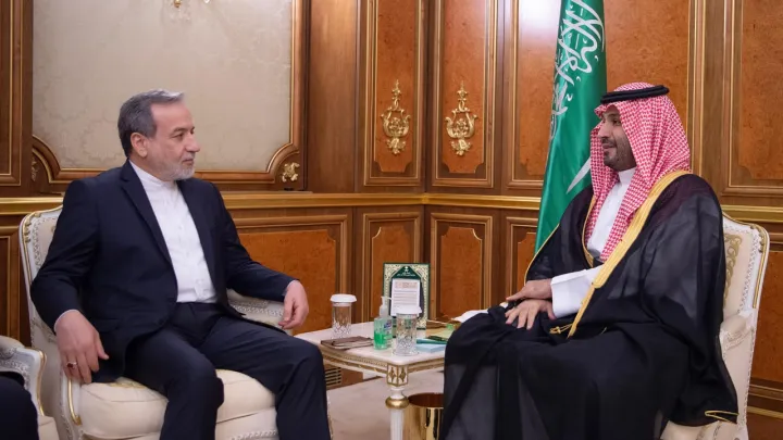 Príncipe herdeiro saudita reúne-se com ministro dos Negócios Estrangeiros do Irão