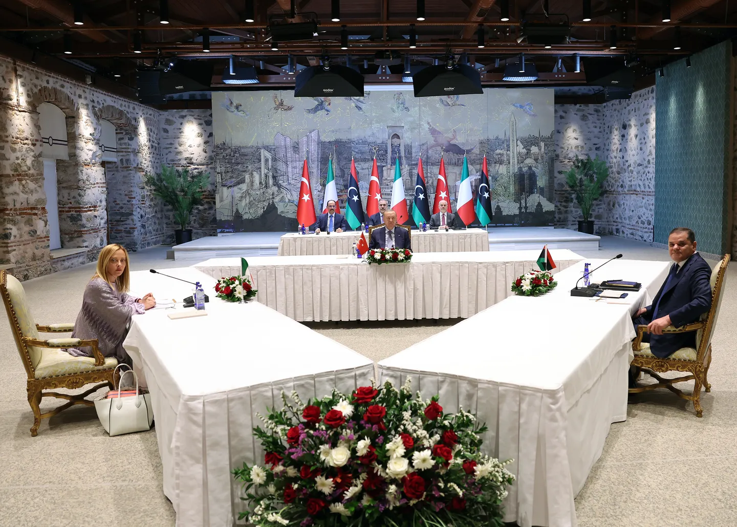 Istanbul, fillon Samiti i Bashkëpunimit Türkiye-Itali-Libi