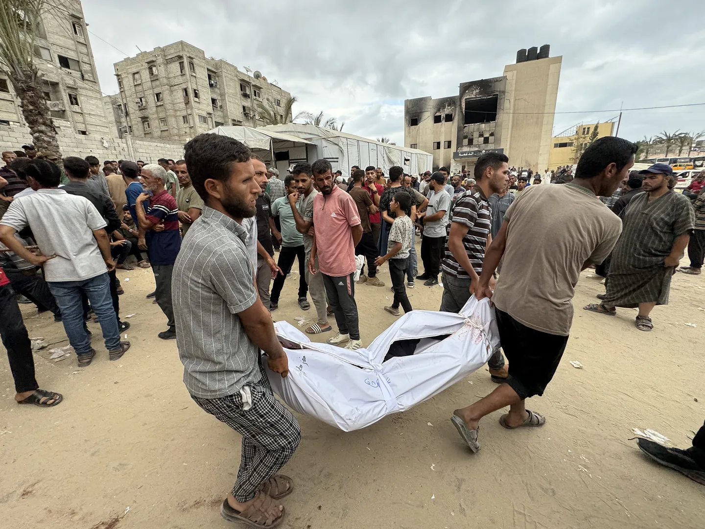 شهداء وعشرات المصابين في غزة بينهم منتظرو مساعدات.. وهيومن رايتس ووتش: جريمة حرب وإبادة