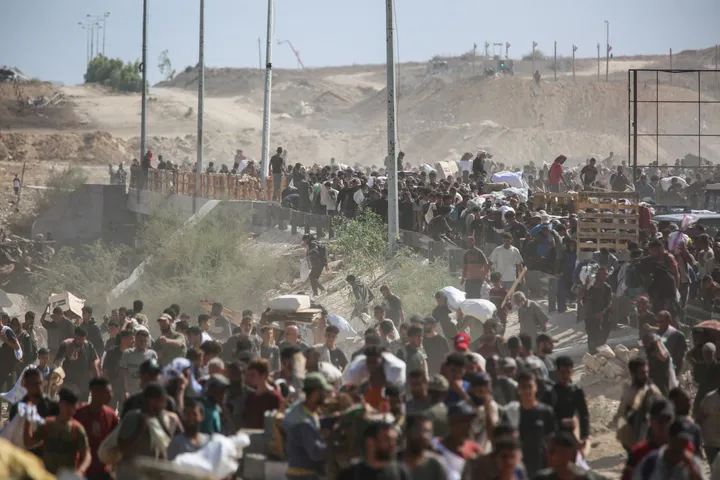 مجازر متصاعدة في غزة.. استهداف عائلات ونازحين ومنتظري مساعدات في يوم دامٍ