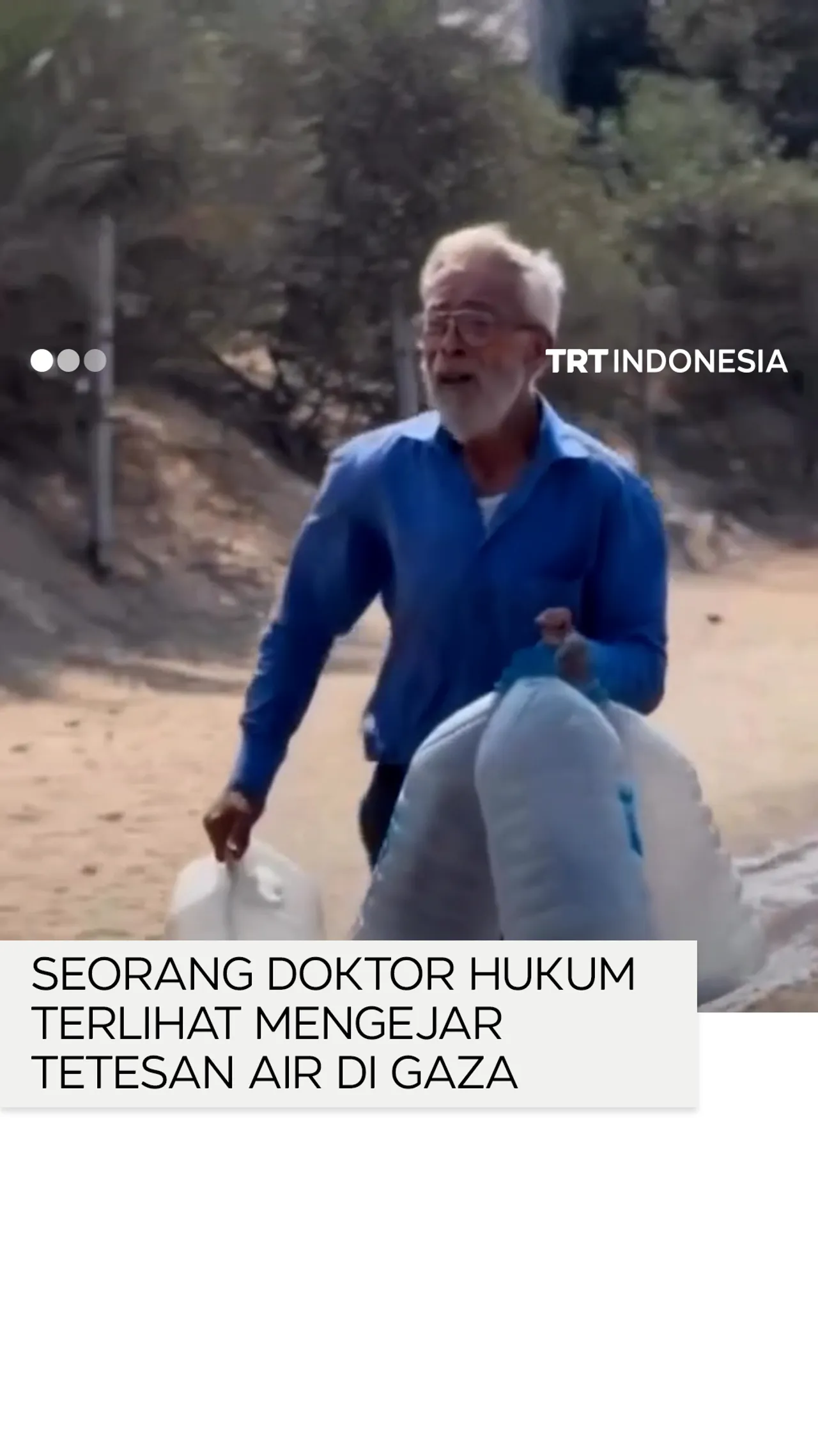 Seorang doktor hukum terlihat mengejar tetesan air di Gaza