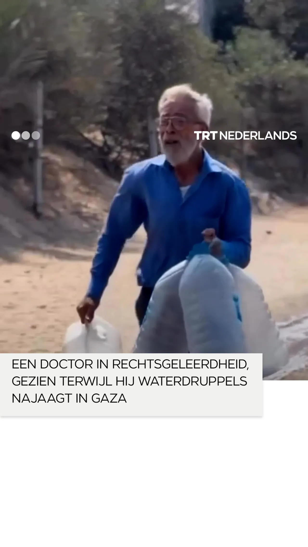 Een doctor in rechtsgeleerdheid, gezien terwijl hij waterdruppels najaagt in Gaza