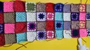 Tejedoras argentinas construyen red solidaria que produce mantas para donar a familias vulnerables