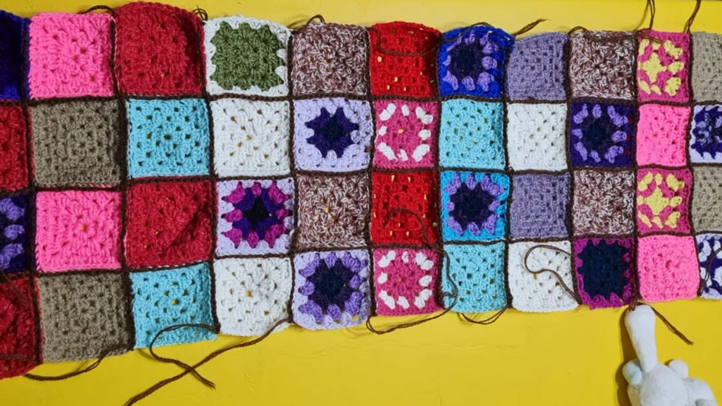 Tejedoras argentinas construyen red solidaria que produce mantas para donar a familias vulnerables