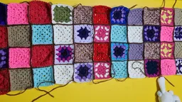 Tejedoras argentinas construyen red solidaria que produce mantas para donar a familias vulnerables