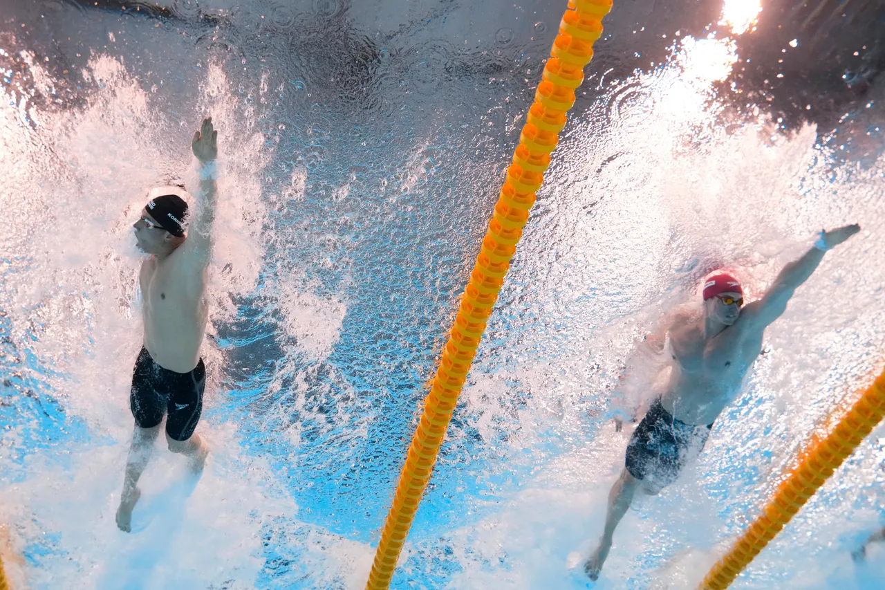 Mit Flagge und Hymne: Schwimm-Weltverband lässt Russen zu