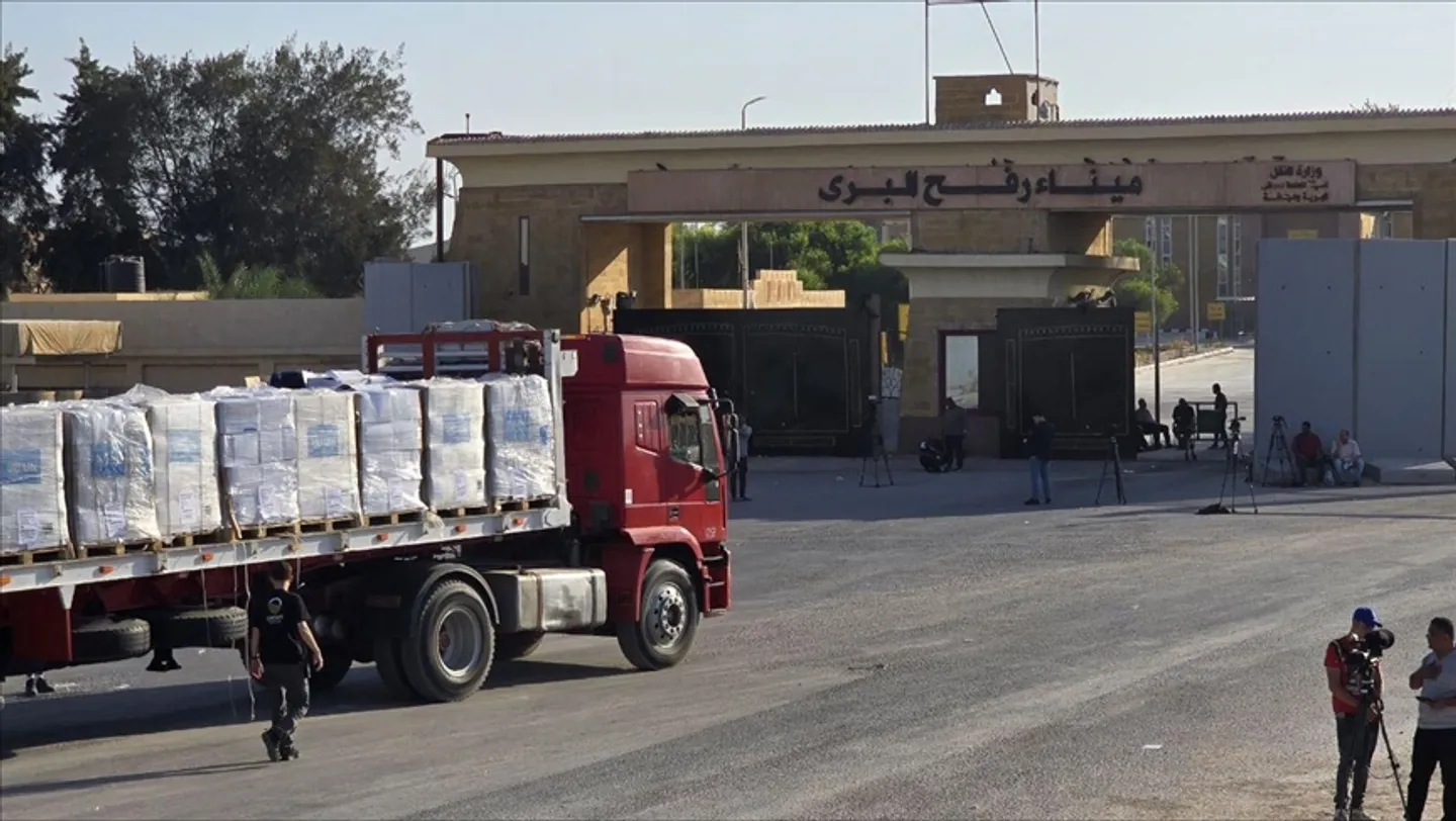 Një numër i limituar i kamionëve me ndihma hyjnë në Gaza përmes kalimit kufitar Rafah
