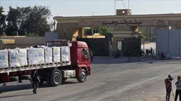Një numër i limituar i kamionëve me ndihma hyjnë në Gaza përmes kalimit kufitar Rafah