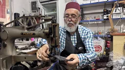 Xhaxhai Refik lufton me sëmundjen e Parkinsonit duke praktikuar kaligrafi arabe