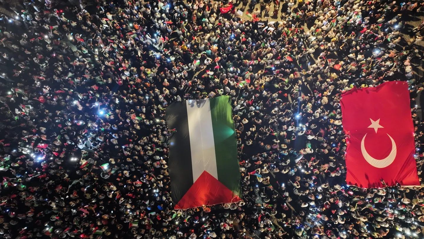 Dezenas de milhares em Istambul protestaram contra o genocídio de Israel e a fome forçada em Gaza