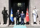 Ministri turk i Mbrojtjes takon ministrin e Zhvillimit Rajonal të Kosovës