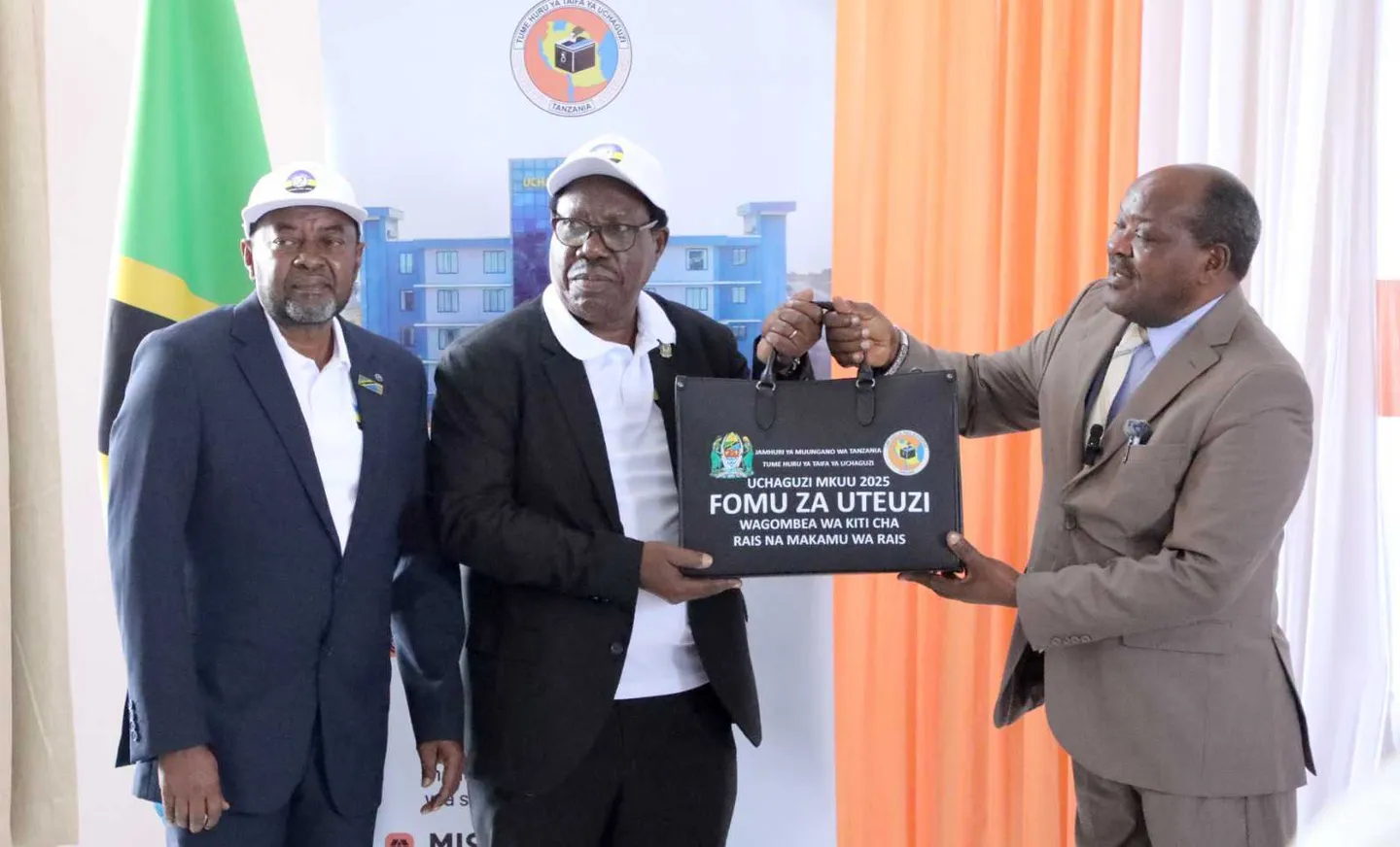Wagombea zaidi wa Urais Tanzania wapokea fomu zao za uteuzi kutoka kwa Tume huru ya Uchaguzi