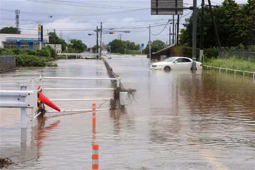 西日本で豪雨続く、多数の行方不明者