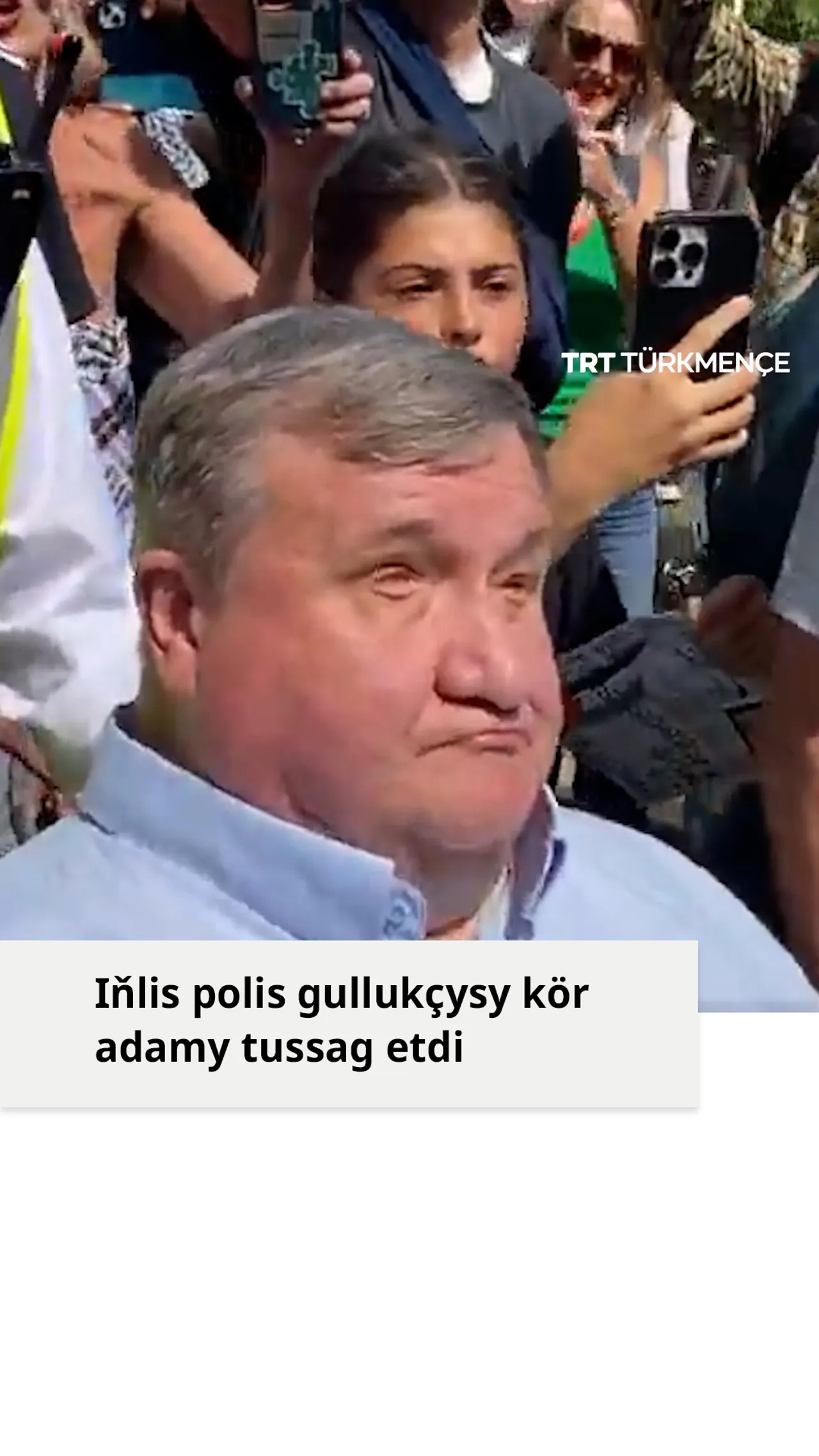 Iňlis polis gullukçysy demonstrasiýada kör adamy tussag etdi