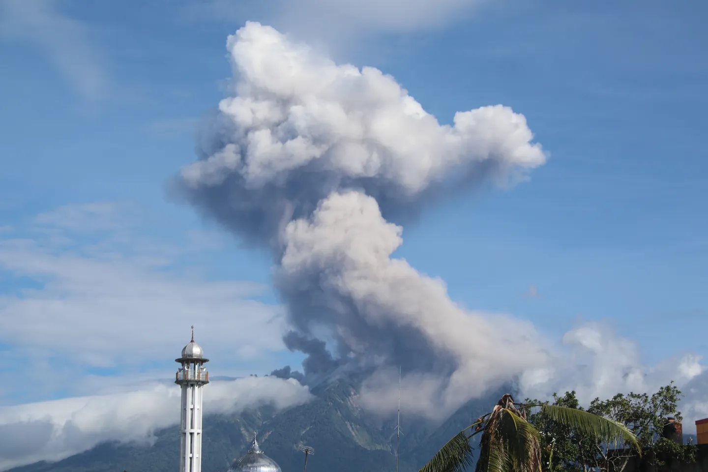 Gunung Marapi kembali meletus, semburkan abu setinggi 1600 meter di Sumatera Barat