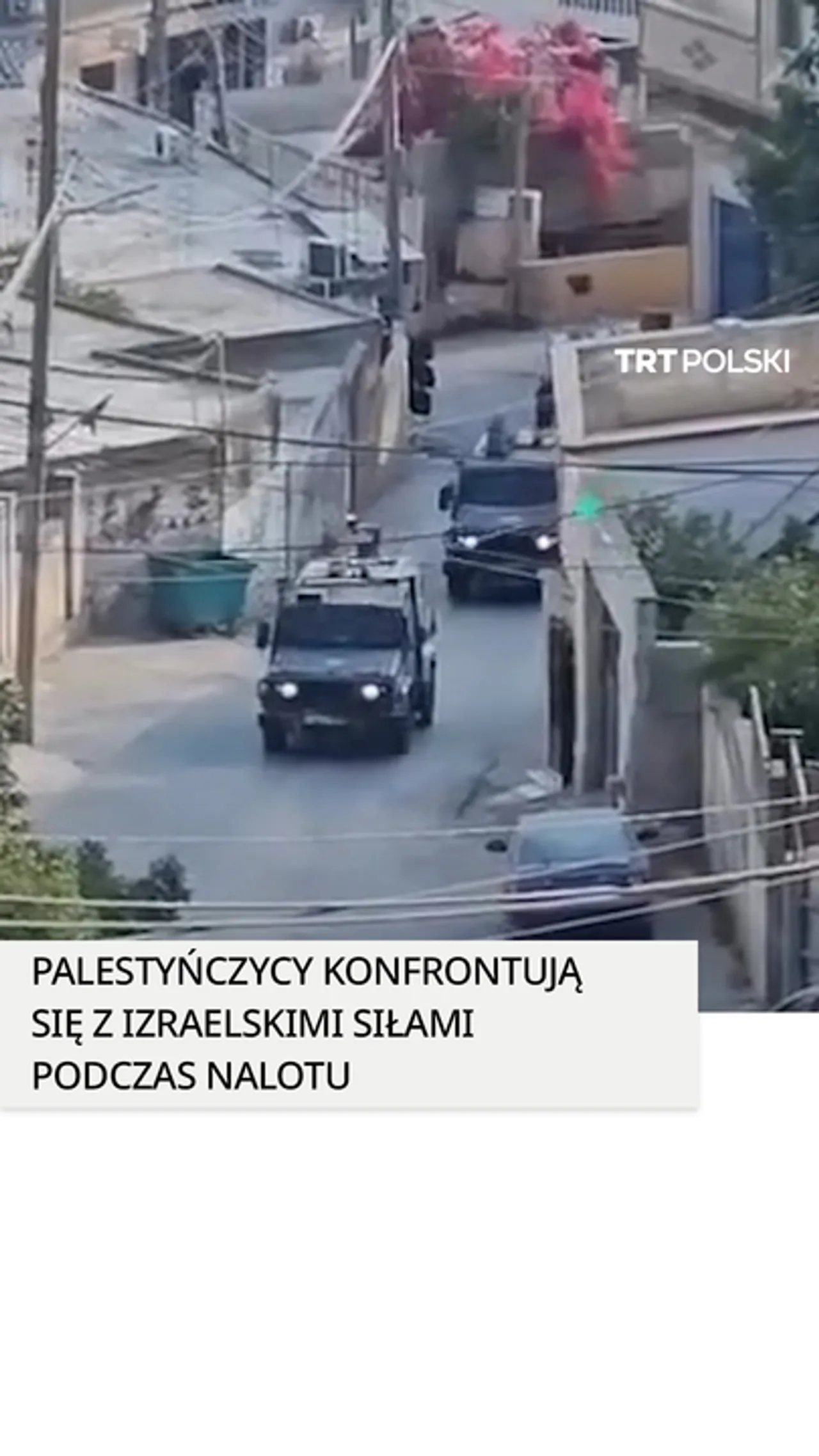 Palestyńczycy konfrontują się z izraelskimi siłami podczas nalotu