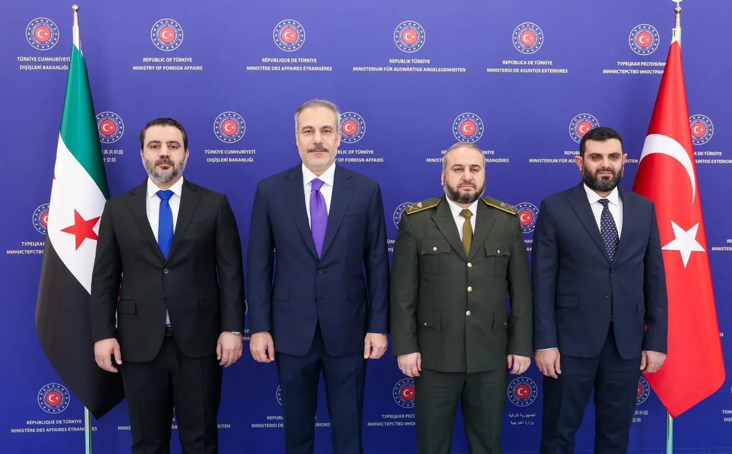 وفد سوري رفيع يضم وزيرَي الخارجية والدفاع يصل إلى أنقرة للقاء مسؤولين أتراك