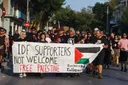Anija turistike izraelite zbarkon në Greqi, qindra protestues tentojnë të parandalojnë udhëtarët
