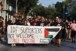 Anija turistike izraelite zbarkon në Greqi, qindra protestues tentojnë të parandalojnë udhëtarët