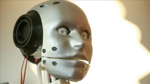 Robotë humanoidë me inteligjencë artificiale zhvillojnë ndeshjen e parë të futbollit në Kinë