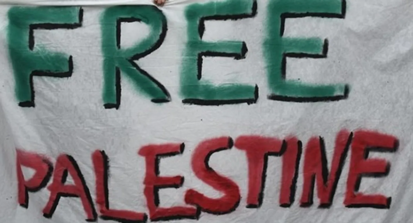 Punonjës aeroporti në Paris shkarkohet pasi tha “Palestina e Lirë” në radiomarrëse