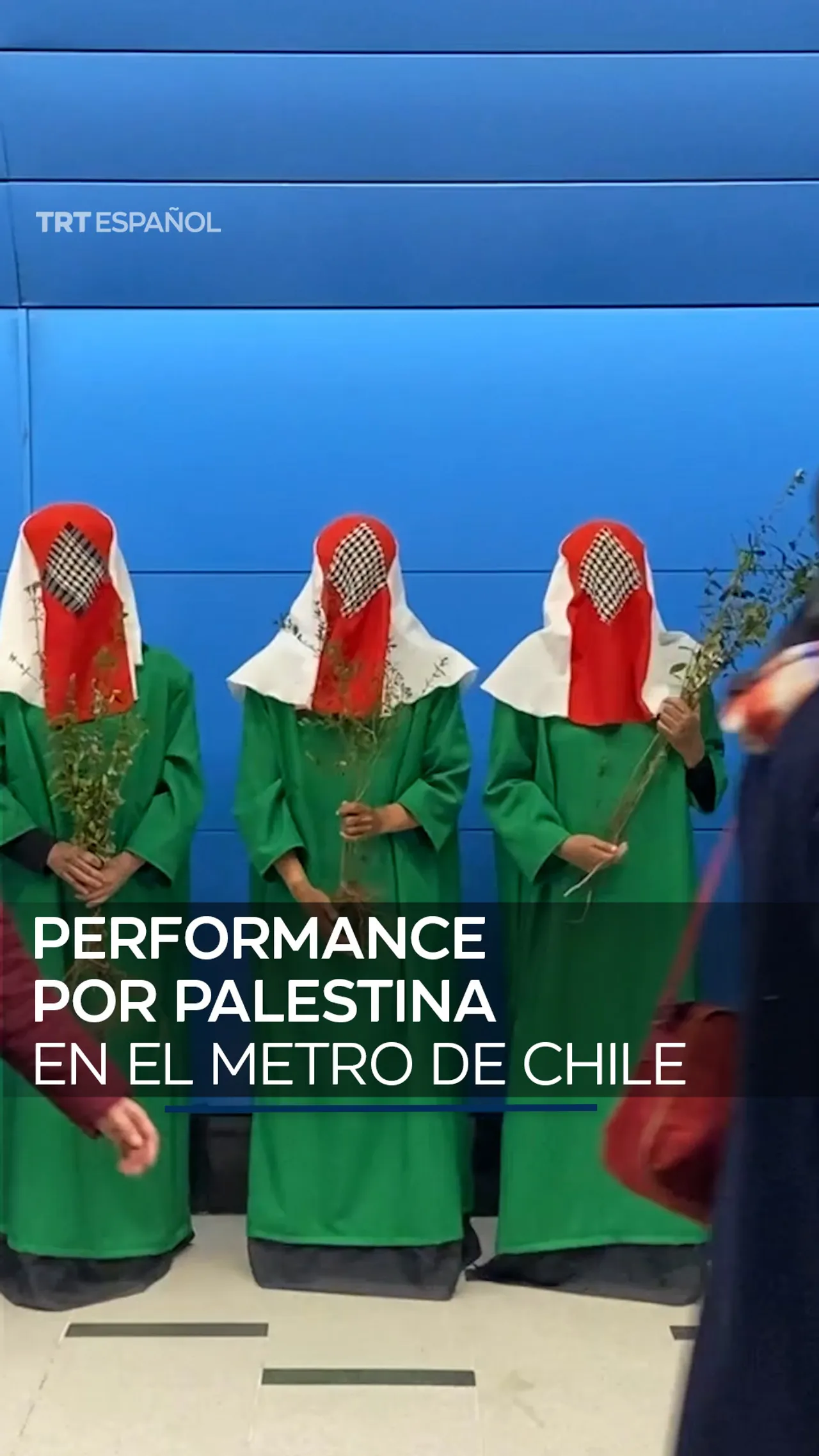 Performance por Palestina en el metro de Chile