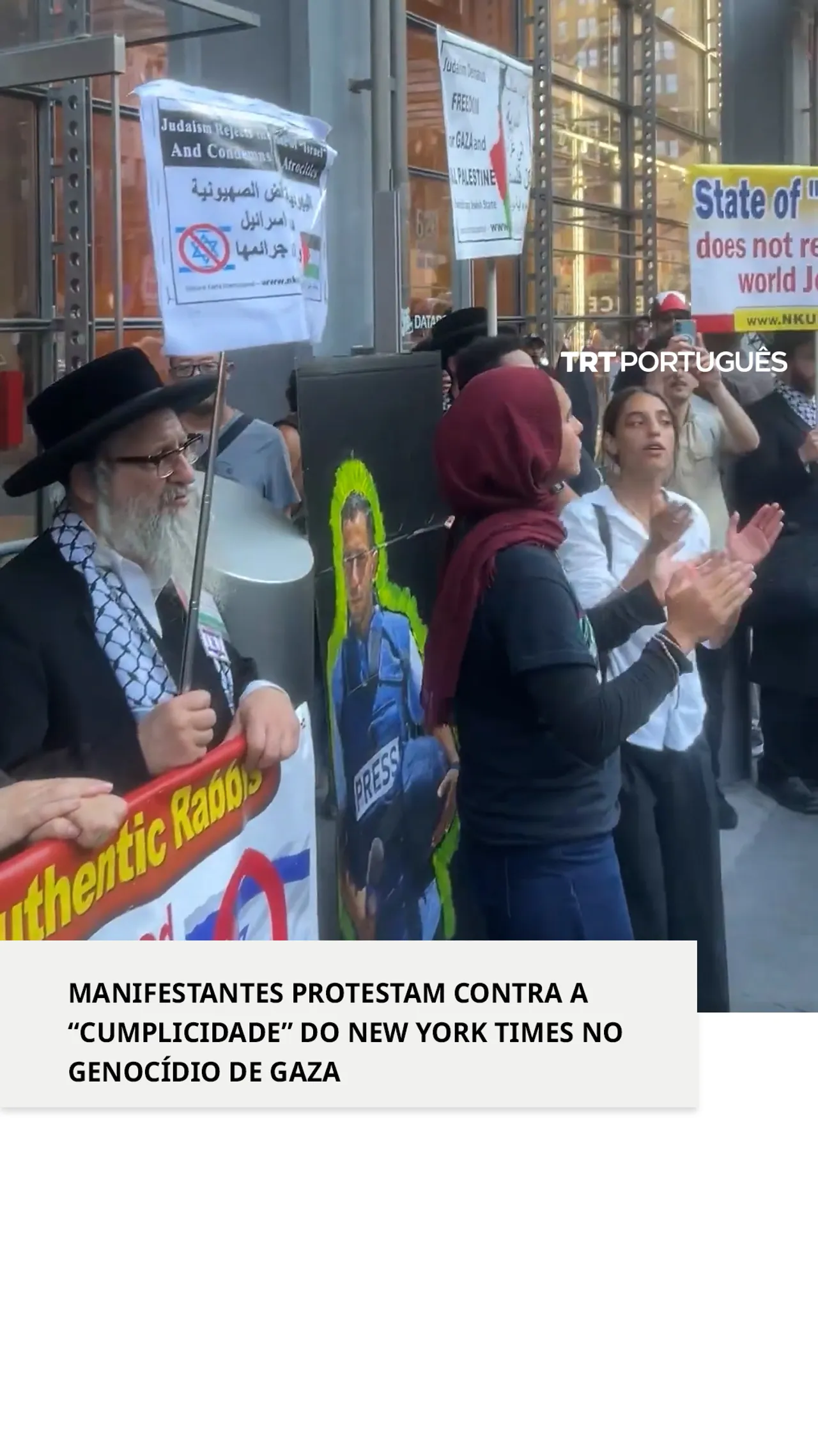 Manifestantes em frente ao edifício do NYT protestam contra a sua cumplicidade no genocídio de Gaza