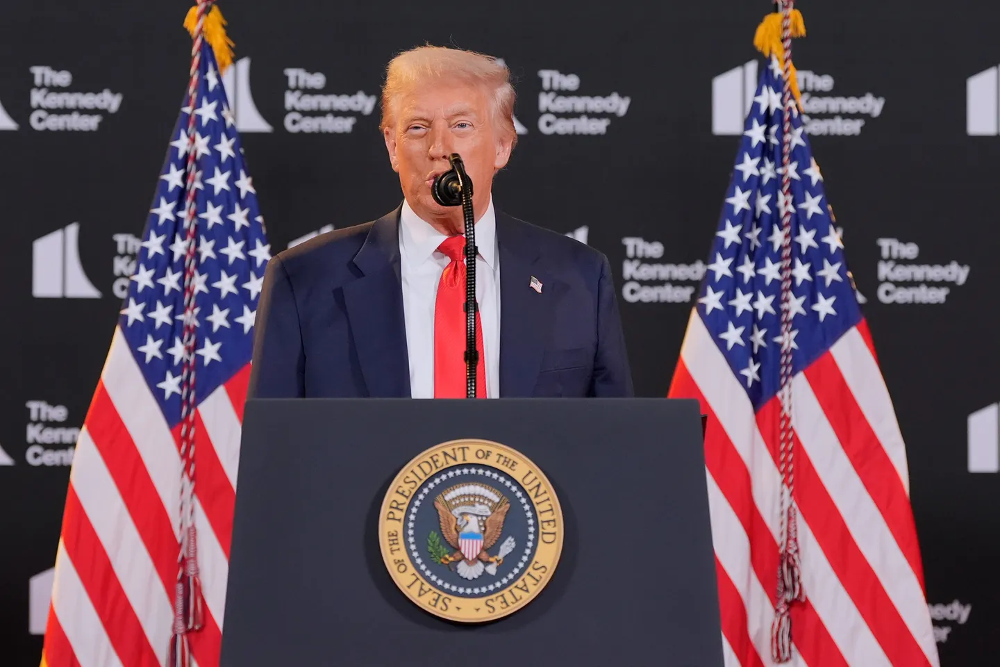 Trump poručio da traži "trenutni mirovni sporazum" s Putinom, a ne primirje