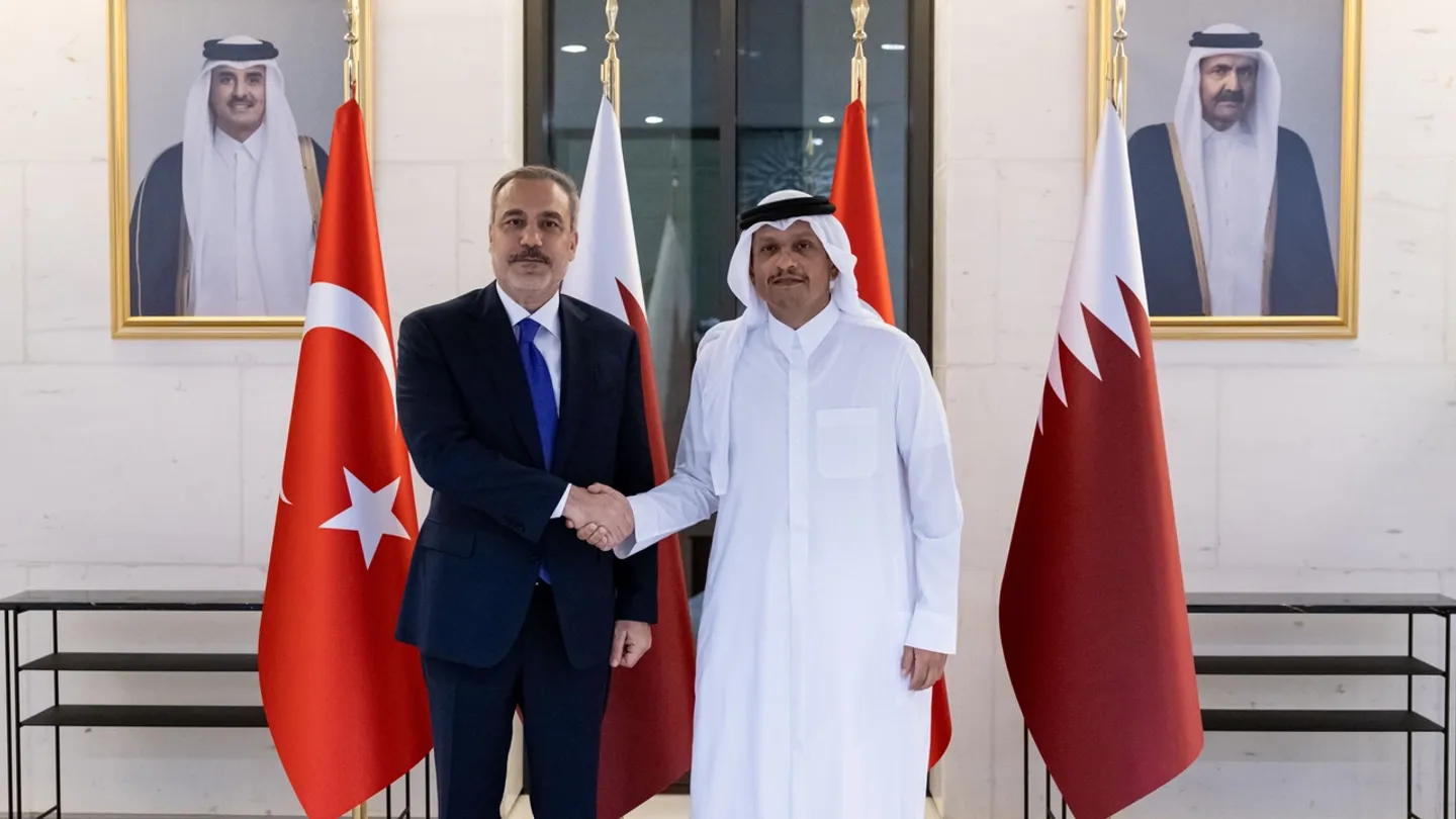 وزير الخارجية التركي يلتقي نظيره القطري في الدوحة ويتباحثان الأوضاع في المنطقة