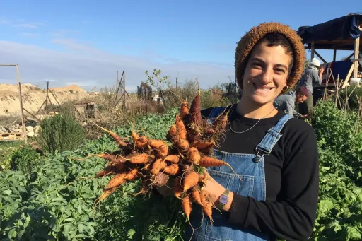 Era nadadora profesional y hoy es referente de la agroecología en Cisjordania ocupada