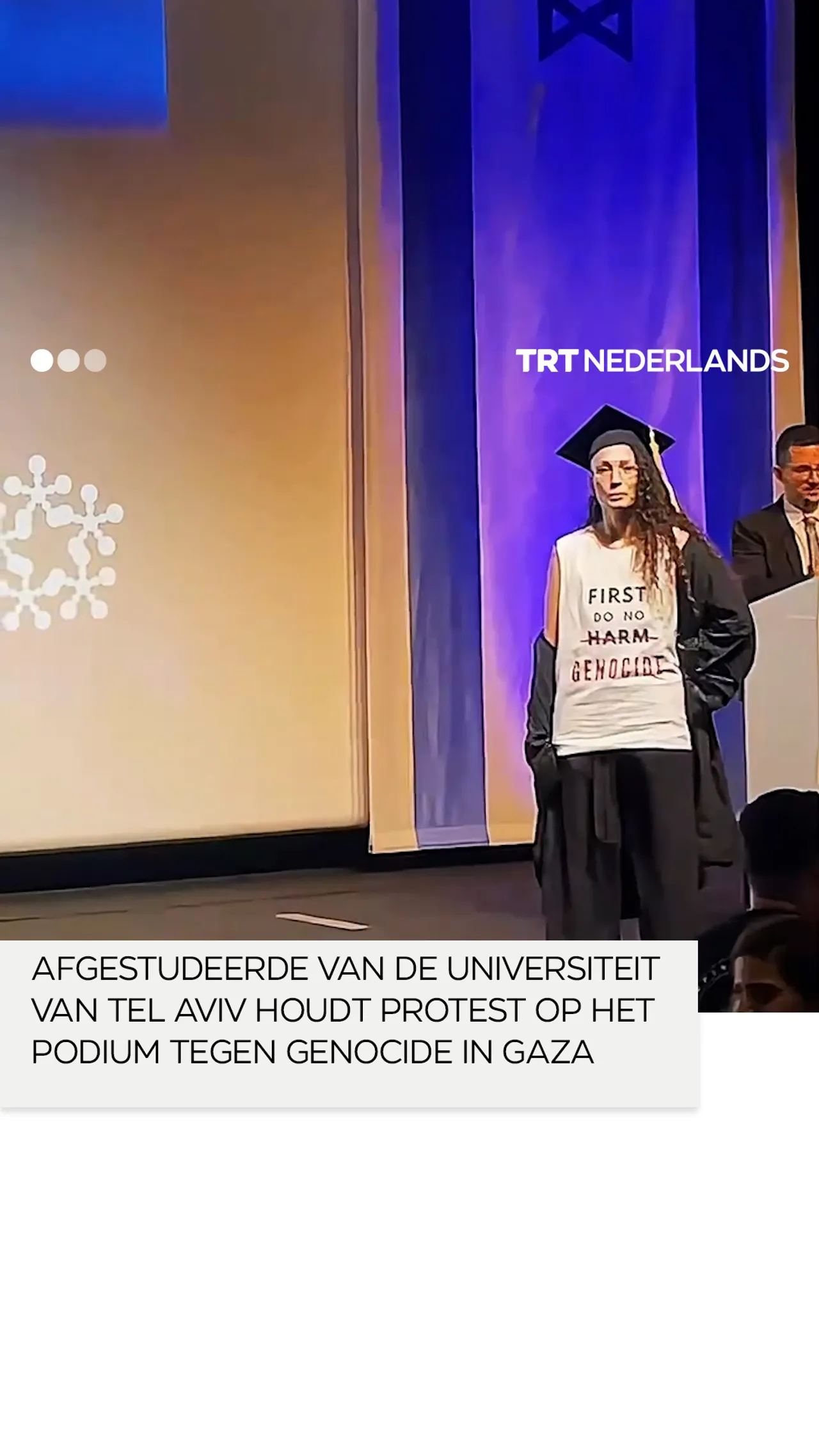 Afgestudeerde van de Universiteit van Tel Aviv houdt protest op het podium tegen genocide in Gaza